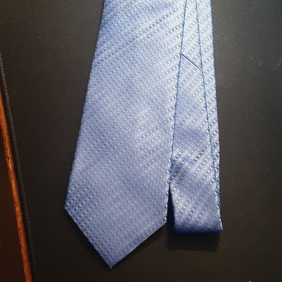 ck Calvin Klein 100% Silk Blue Tie - Striped - Dress in Style with Designer Tie - Picture 1 of 4